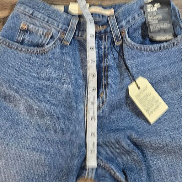 Levi's Premium nwt 80s Mom Jean size 24x30  tapered high rise relaxed hip&thigh - Picture 5 of 13